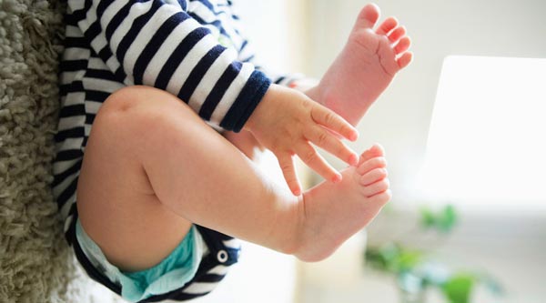 برای درمان نوزادان پا پرانتزی می توانید از روش ماساژ درمانی با کمک پزشک استفاده کنید.
